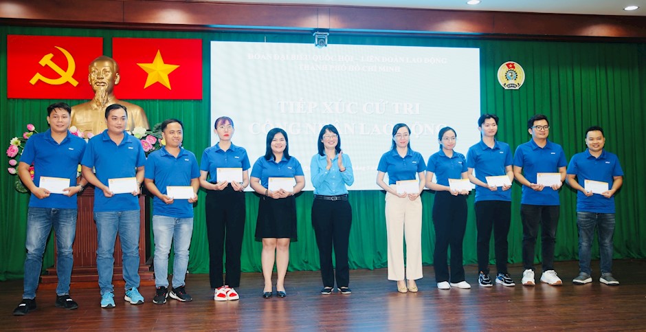 Đồng chí Trần Thị Diệu Thúy trao quà cho công nhân lao động