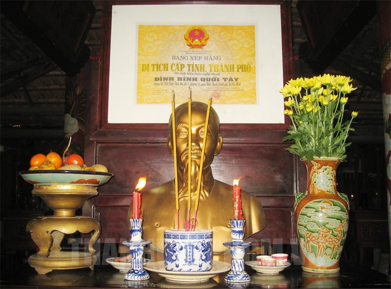Bàn thờ Bác Hồ ở Đình Bình Quới Tây – phường 28 – Bình Thạnh.
