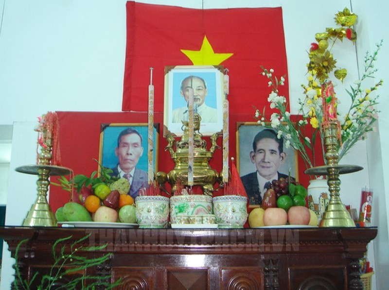 Ảnh của Bác Hồ trên bàn thờ gia tiên