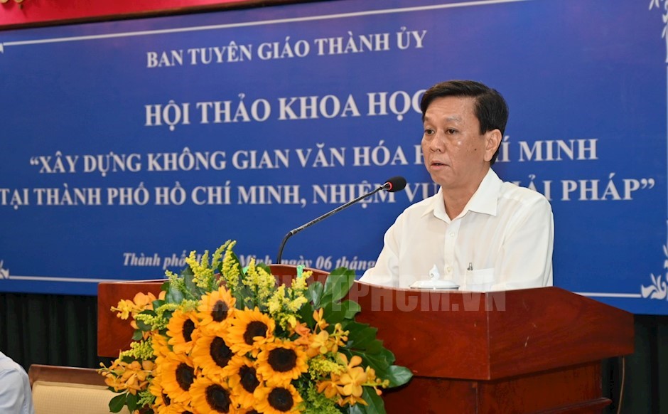 Phó Trưởng Ban Tuyên giáo Thành ủy TPHCM Nguyễn Thọ Truyền báo cáo đề dẫn hội thảo (ảnh Quốc Thanh)