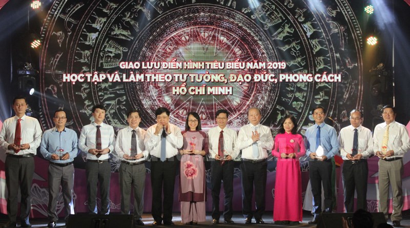 Ban Tuyên giáo Trung ương tặng Kỷ niệm chương cho các cơ quan tuyên giáo, cơ quan tuyên truyền Chỉ thị 05 các tỉnh thành có điển hình tuyên dương.