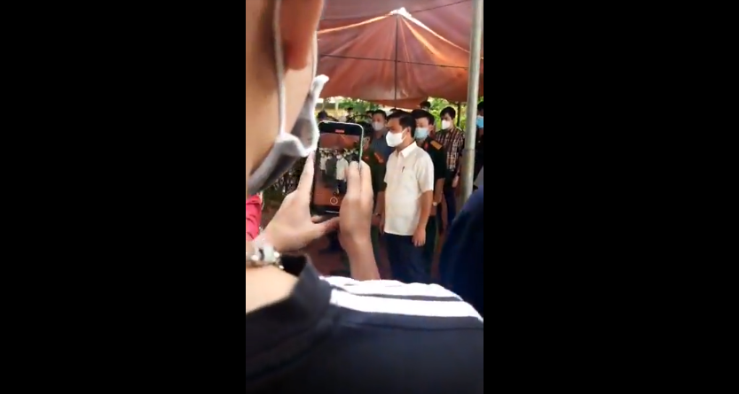 Một số đối tượng lạ mặt tập trung tại gia đình quân nhân Trần Đức Đô để phát livestream xuyên tạc (ảnh cắt ra từ video livstream)