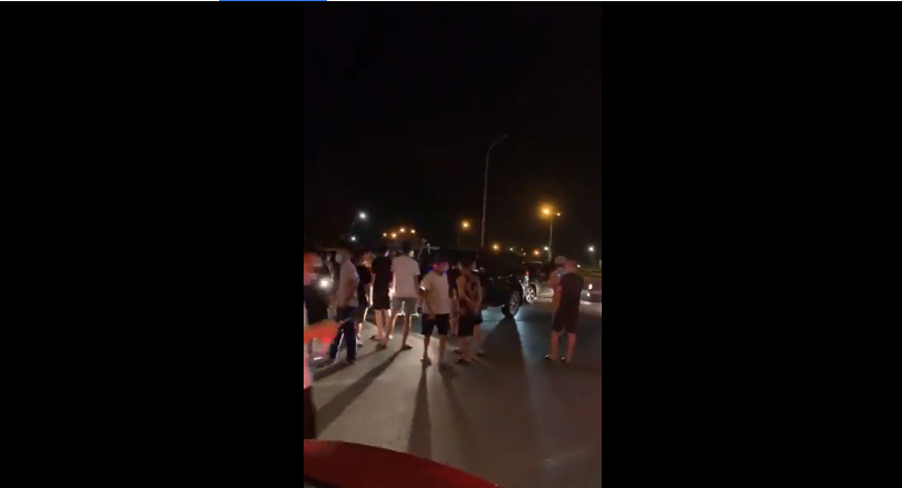 Một nhóm thanh niên lạ mặt chặn đường xe, ngăn cản việc di chuyển thi hài quân nhân Trần Đức Đô (ảnh cắt ra từ video livstream)