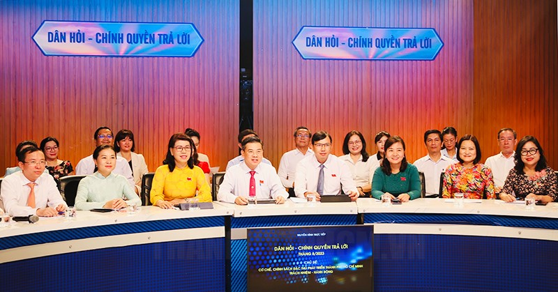 Đồng chí Nguyễn Văn Dũng cùng các đại biểu tham gia chương trình.