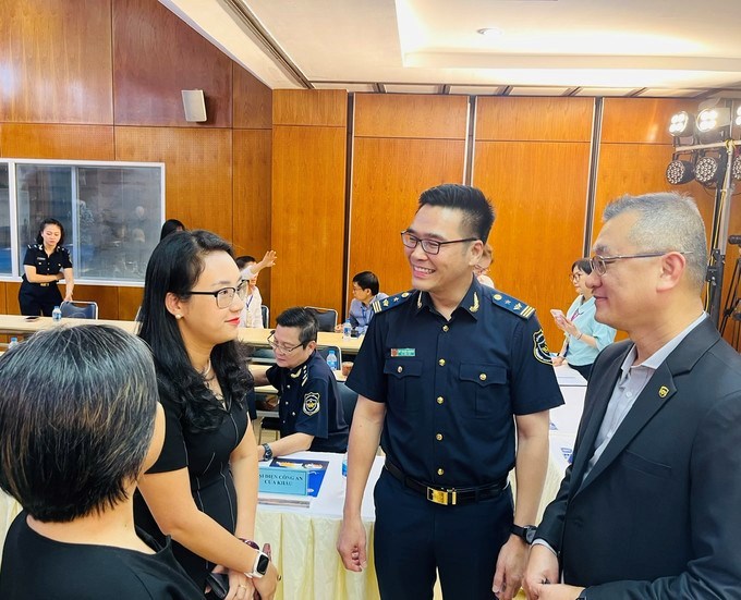 Ông Đỗ Thanh Quang, Phó Chi cục trưởng Chi cục Hải quan Khu vực II, trao đổi với các doanh nghiệp (Ảnh SGGP)