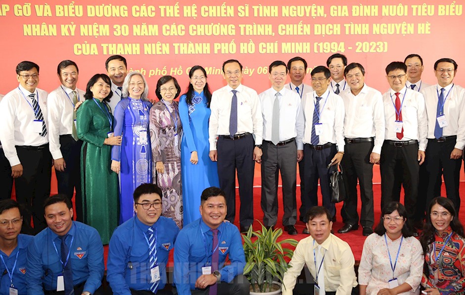 Đồng chí Võ Văn Thưởng và đồng chí Nguyễn Văn Nên chụp hình lưu niệm cùng các đại biểu tham dự chương trình