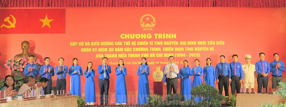 Chủ tịch nước Võ Văn Thưởng tặng quà cho Ban Thường vụ Thành đoàn TPHCM