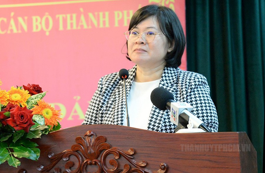 Đồng chí Văn Thị Bạch Tuyết phát biểu tại Hội thảo