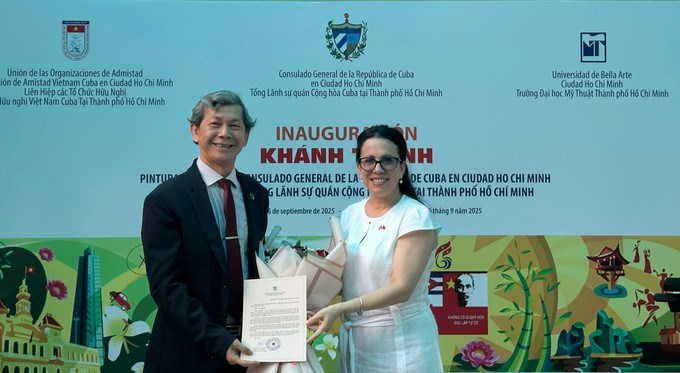 Bà Ariadne Feo Labrada trao thư cảm ơn sinh viên Trường ĐH Mỹ thuật đến PGS. TS Nguyễn Văn Minh - hiệu trưởng nhà trường. (Ảnh: SGGP)