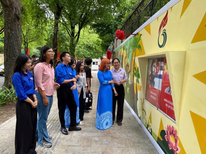 Sinh viên Trường ĐH Mỹ Thuật - những người đã tham gia tạo nên bức tranh tường đặc biệt này. (Ảnh: SGGP)
