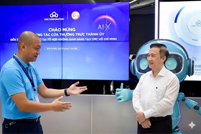 Phó Bí thư Thành ủy TPHCM Đặng Minh Thông nghe giới thiệu về Trung tâm dữ liệu CMC Data Center Tân Thuận. (Ảnh: SGGP)