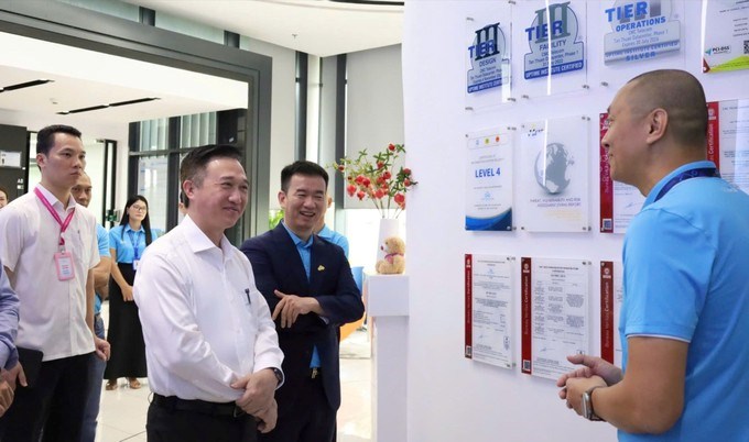 Đoàn công tác tham quan CMC Data Center Tân Thuận, TPHCM. (Ảnh: SGGP)