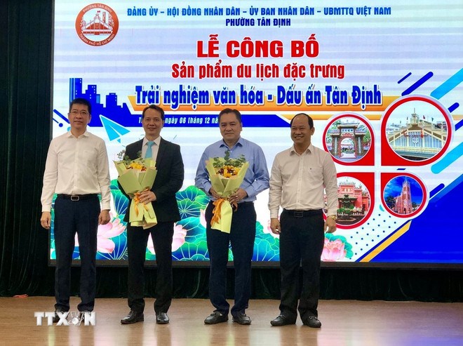UBND Phường Tân Định và Công ty Lữ hành Vietluxtour công bố sản phẩm tour mới. (Ảnh: TTXVN)