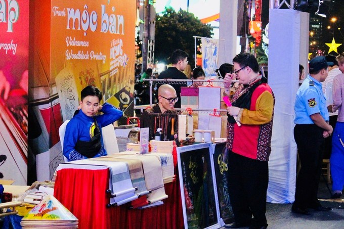 Người dân, du khách tham quan một gian hàng tại khu vực tiểu đảo trước chợ Bến Thành vào tối 5/12