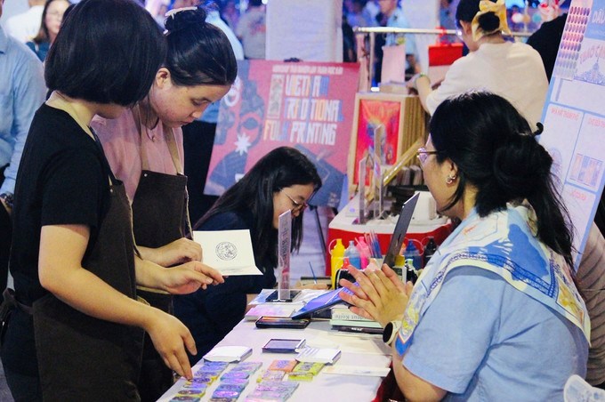 Người dân, du khách tham quan một gian hàng tại khu vực tiểu đảo trước chợ Bến Thành vào tối 5/12