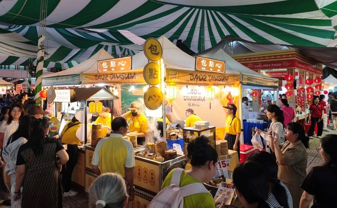 Khách tìm hiểu, thưởng thức món ngon tại Lễ hội Ẩm thực Chợ Lớn Food Story lần 3 tối 5/12. (Ảnh: SGGP)