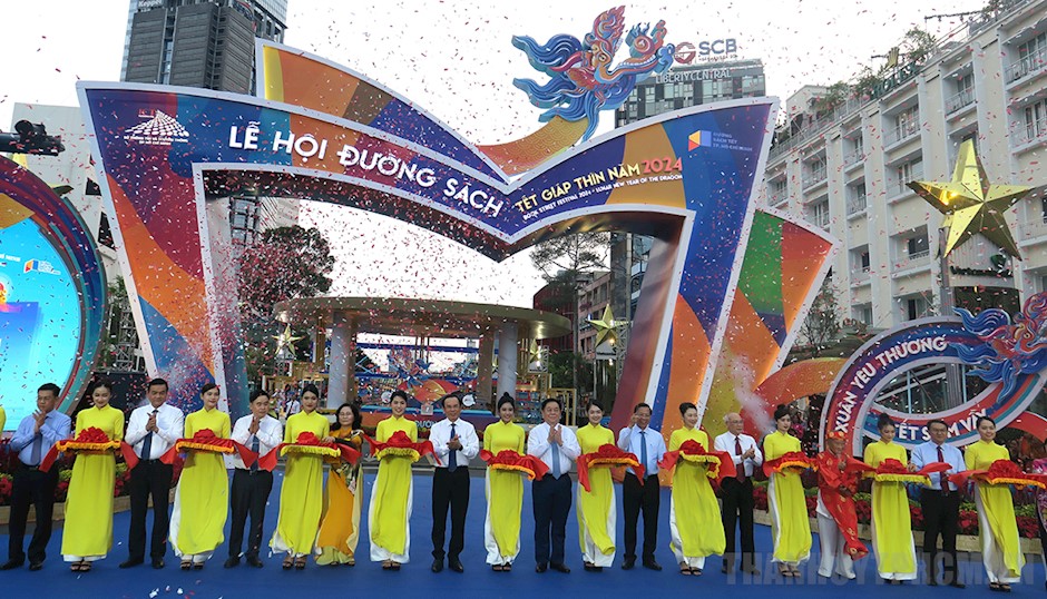 Các đại biểu thực hiện nghi thức khai mạc lễ hội Đường Sách Tết Giáp Thìn - năm 2024
