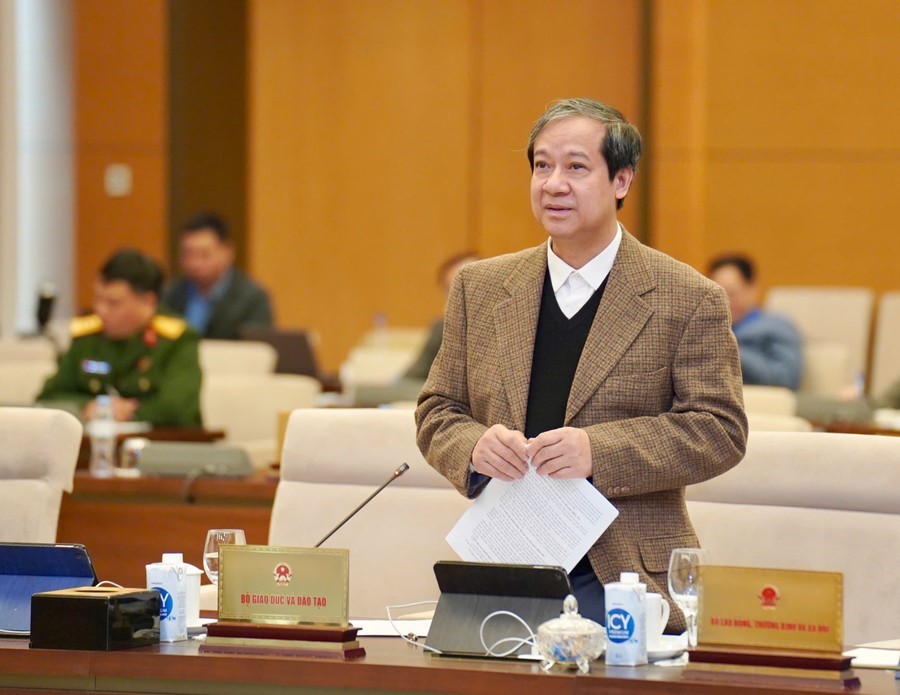 Bộ trưởng Bộ Giáo dục - Đào tạo Nguyễn Kim Sơn phát biểu tại phiên họp