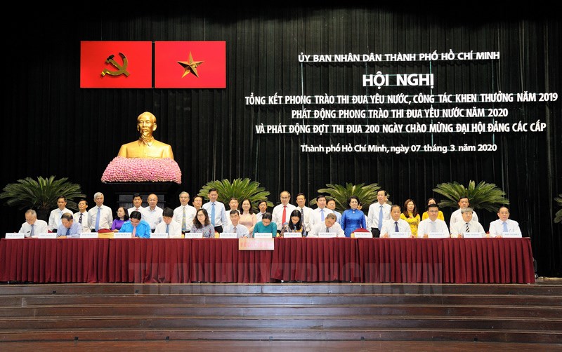 Bí thư Thành ủy TPHCM Nguyễn Thiện Nhân và các đại biểu chứng kiến các đơn vị ký kết thực hiện giao ước thi đua. (Ảnh: Quốc Thanh)
