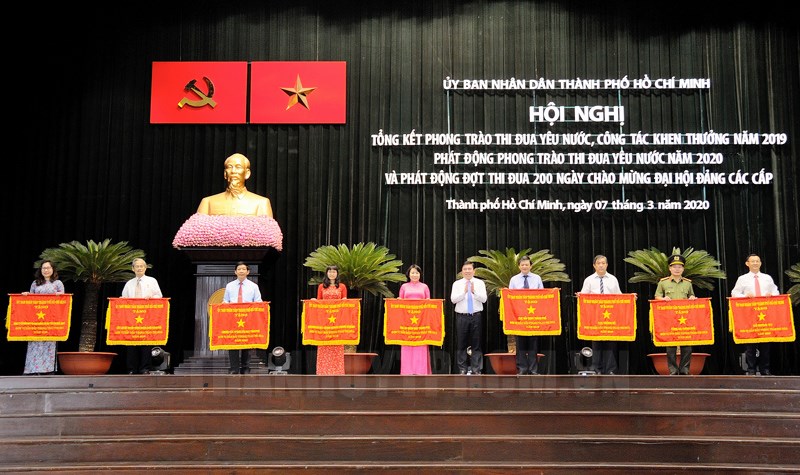 Chủ tịch UBND TP Nguyễn Thành Phong trao Bằng khen của Chính phủ tặng các tập thể. (Ảnh: Quốc Thanh)