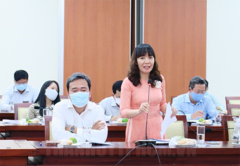 Đại biểu Nguyễn Thị Hà Vân, Học viện Cán bộ TPHCM tham gia thảo luận tại tọa đàm.