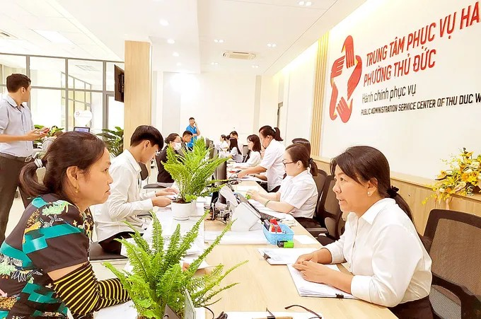 Người dân tới làm thủ tục hành chính tại Trung tâm Phục vụ hành chính công phường Thủ Đức, TPHCM. (Ảnh: SGGP)