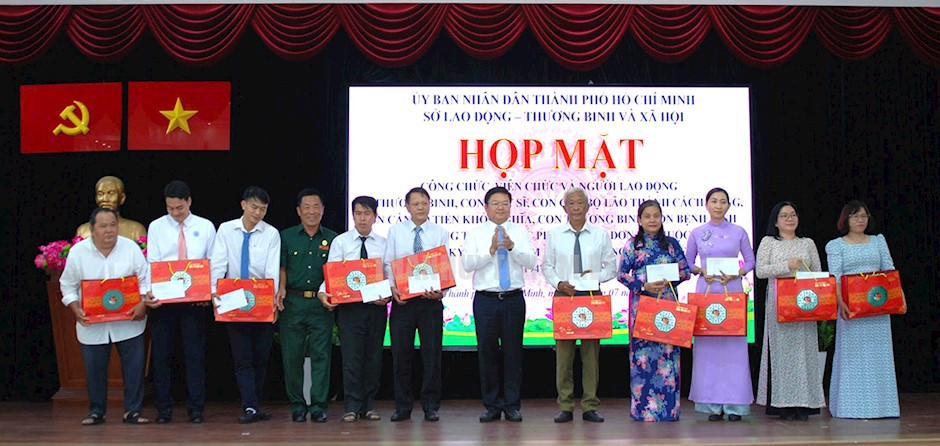 Hàng năm, Sở Lao động, Thương binh - Xã hội TPHCM tổ chức họp mặt, tặng quà cho thương binh và con thương binh, liệt sĩ, người có công nhân dịp 27/7