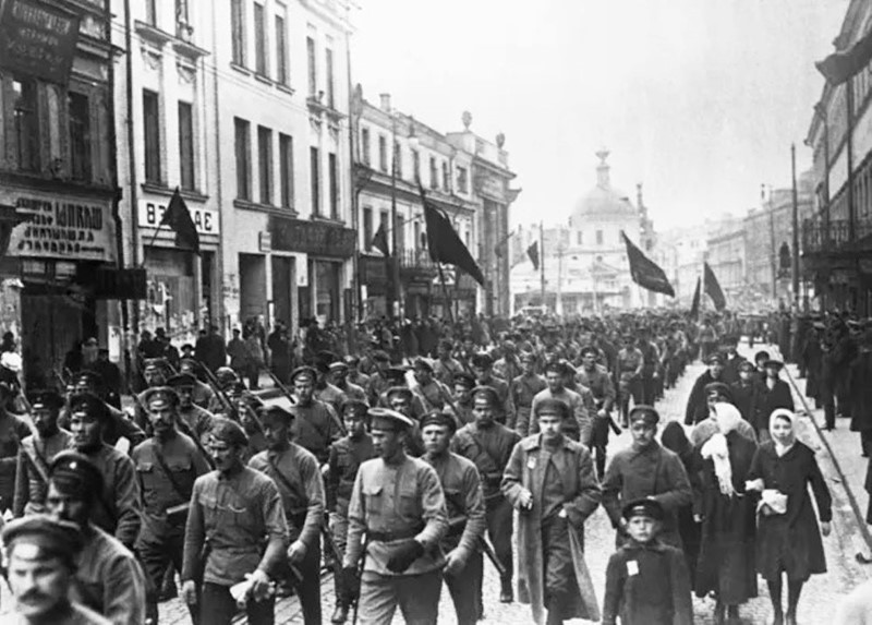 Những người lính Bolshevik diễu hành trên đường phố Moscow năm 1917.