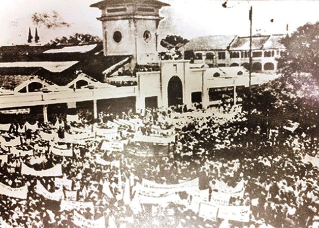 Cuộc đấu tranh của HS, SV và quần chúng nhân dân chống Mỹ - Ngụy trước bùng binh chợ Bến Thành. (Nguồn: Nhandan.vn