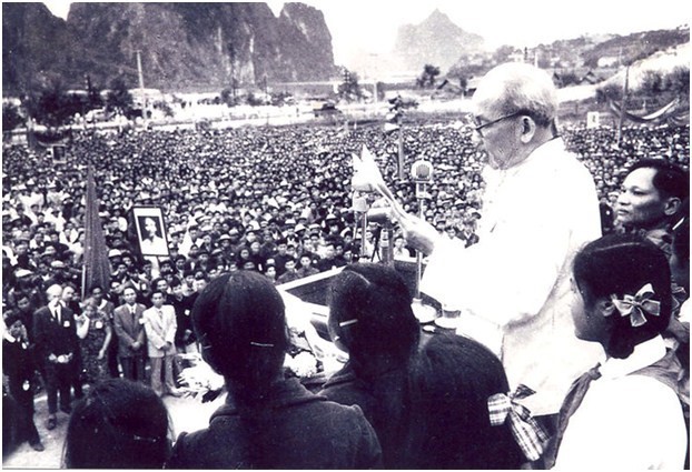 Nhân dân thị xã Hồng Gai (nay là thành phố Hạ Long, tỉnh Quảng Ninh) mít tinh mừng đón Bác Hồ về thăm, ngày 4/10/1957. (Ảnh tư liệu)