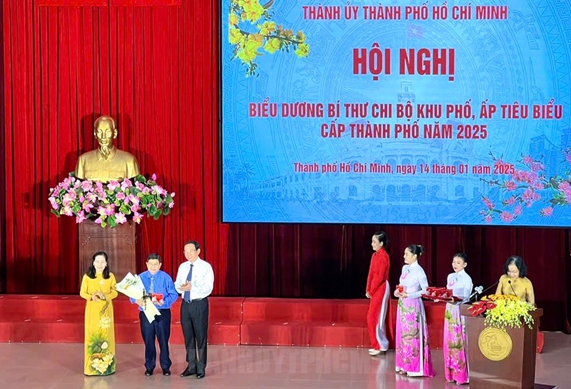 Đồng chí Nguyễn Cẩm Nhung, Bí thư Chi bộ Khu phố 18, phường Tân Chánh Hiệp, Quận 12 vinh dự được Thành ủy TPHCM biểu dương gương Bí thư chi bộ khu phố, ấp tiêu biểu năm 2025.