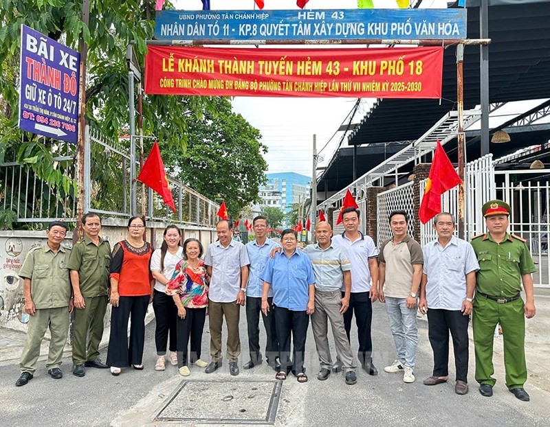 Đồng chí Nguyễn Cẩm Nhung cùng đảng viên, nhân dân khu phố chụp hình lưu niệm tại tuyến hẻm 43 tại lễ khánh thành tuyến hẻm.