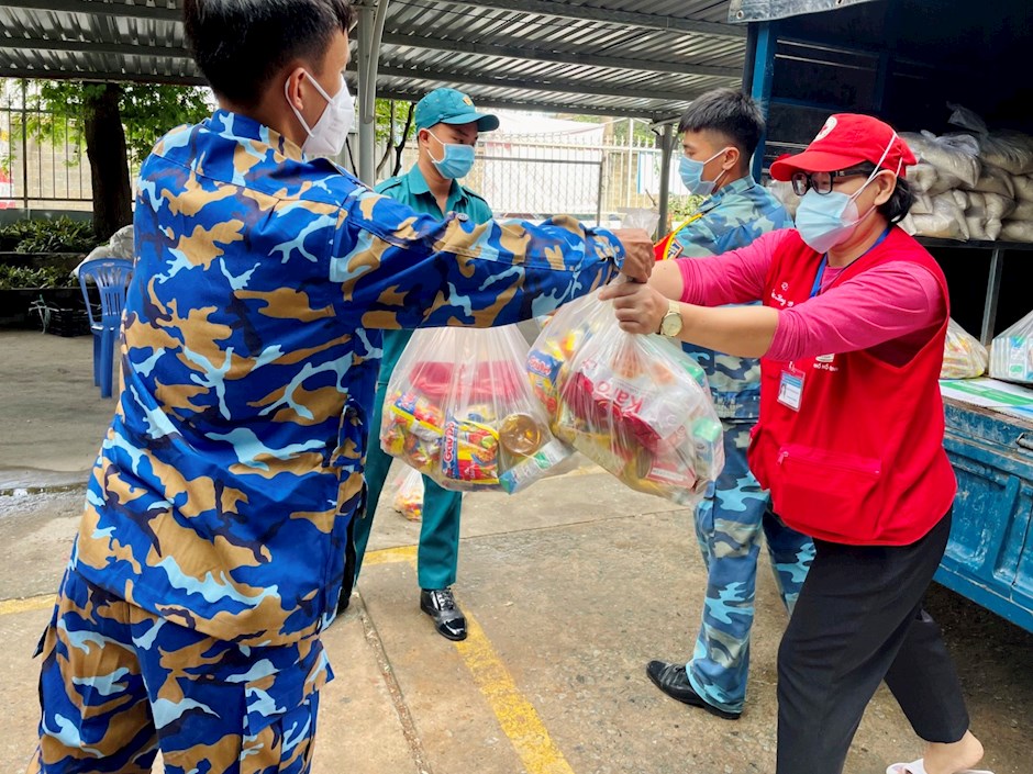 Chị Nguyễn Thị Phương Quyên hỗ trợ vận chuyển lương thực, thực phẩm đến người dân khó khăn trong thời gian thực hiện giãn cách xã hội