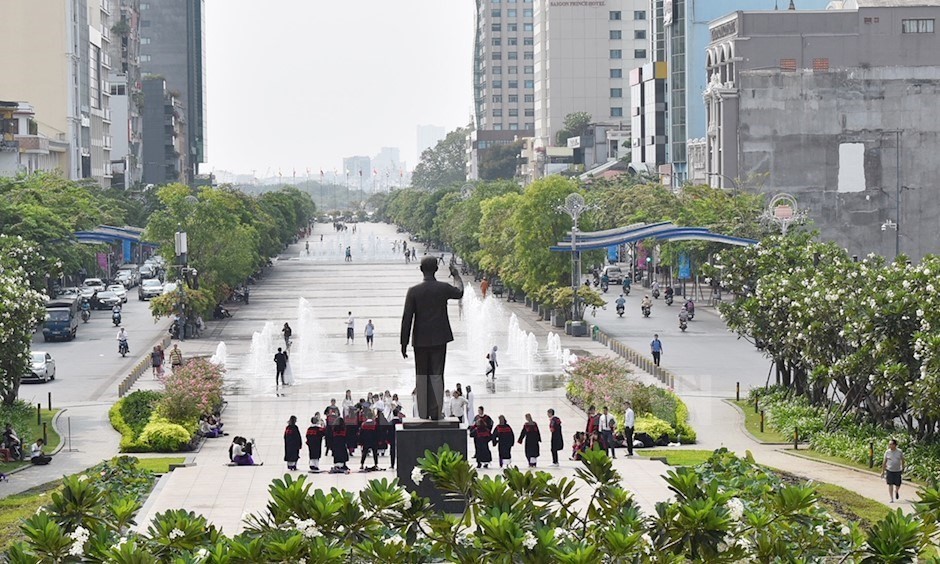 Quảng trường Hồ Chí Minh tại phố đi bộ Nguyễn Huệ (Ảnh: Thanhuytphcm.vn) 