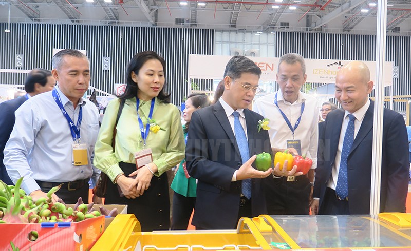 Các đại biểu tham quan các gian hàng 