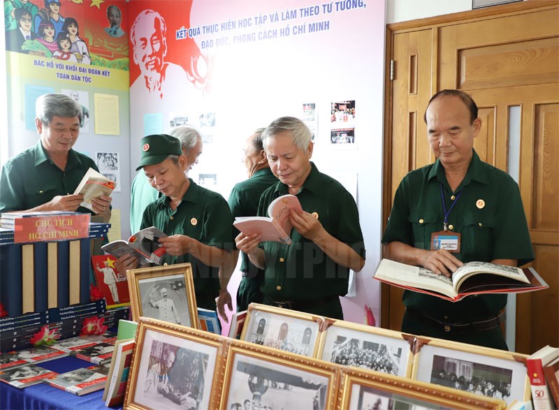 Hội viên cựu chiến binh tham quan, đọc sách tại “Không gian văn hóa Hồ Chí Minh”.