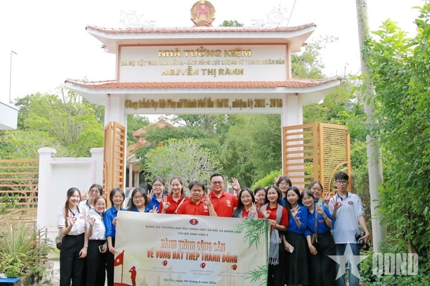 Tuổi trẻ TP Hồ Chí Minh bên "địa chỉ đỏ" Nhà tưởng niệm Bà mẹ Việt Nam anh hùng, Anh hùng LLVT nhân dân Nguyễn Thị Rành. Ảnh: Đại học Quốc gia TP Hồ Chí Minh