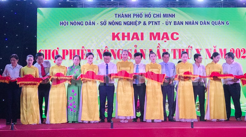 Các đại biểu thực hiện nghi thức khai mạc Chợ phiên nông sản lần thứ X năm 2020.