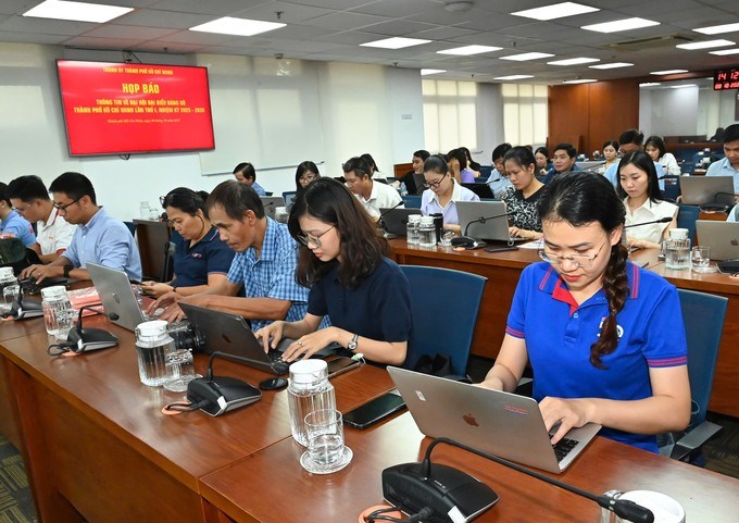 Họp báo thu hút nhiều phóng viên các cơ quan báo, đài. (Ảnh: SGGP)