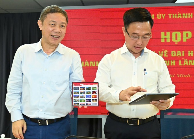 Đồng chí Dương Anh Đức giới thiệu App Đại hội I. (Ảnh: SGGP)