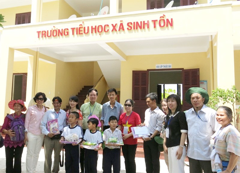 Đoàn kiều bào thăm quần đảo Trường Sa năm 2016 đã tặng chiến sĩ, người dân ở  đây và nhà giàn DK1 hơn 600 triệu đồng tiền mặt và gần 1 tỷ đồng hiện vật. Trong ảnh, các kiều bào trao quà cho học sinh ở Trường TH xã Sinh Tồn. (Ảnh: VNExpress.net)