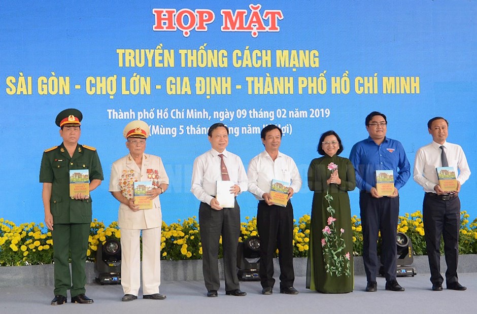 Trưởng Ban Tuyên giáo Thành ủy TPHCM Thân Thị Thư trao tặng sách cho các đơn vị.