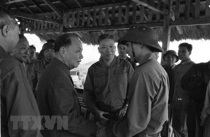 Đồng chí Trường Chinh tên thật là Đặng Xuân Khu (sinh ngày 9/2/1907) trong một gia đình trí thức yêu nước tại làng Hành Thiện, xã Xuân Hồng, huyện Xuân Trường, tỉnh Nam Định. Trong ảnh: Tổng Bí thư Trường Chinh trò chuyện với anh hùng Lê Mã Lương trong chuyến về thăm Quảng Trị (năm 1974). (Ảnh: TTXVN)