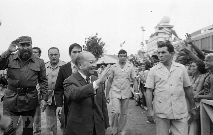 Chủ tịch Fidel Castro đón đồng chí Trường Chinh sang thăm chính thức Cuba, ngày 19/10/1982. (Ảnh: TTXVN)