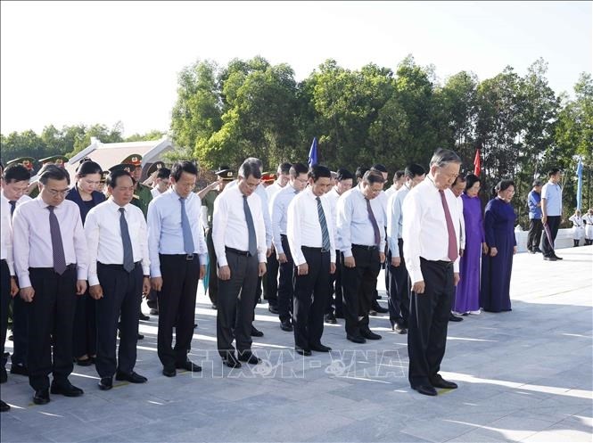 Tổng Bí thư Tô Lâm và đoàn công tác Trung ương tưởng niệm tại Khu di tích lịch sử văn hóa Bầu Rong, tỉnh Tây Ninh.