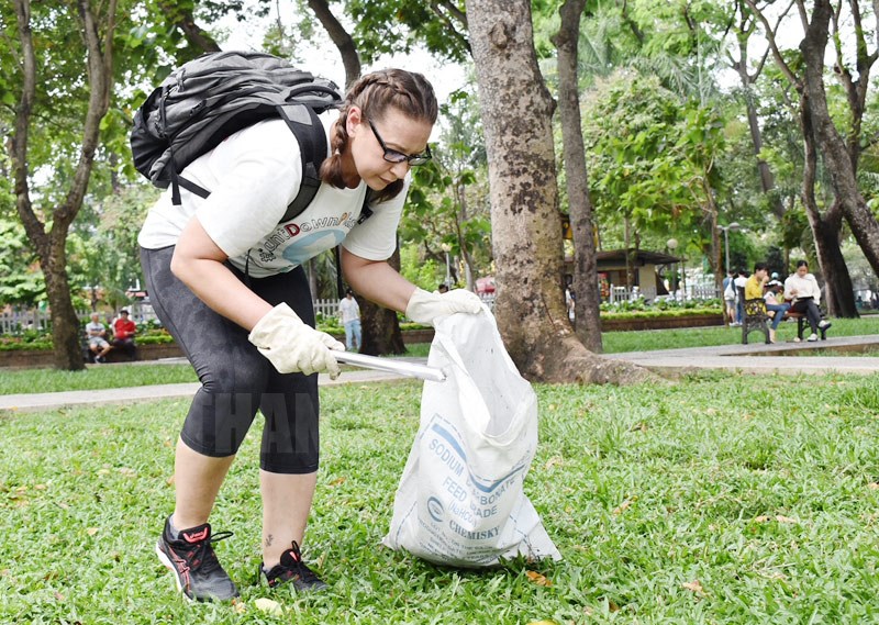 Nhân viên các Tổng Lãnh sự quán tham gia thu gom rác thải nhựa.