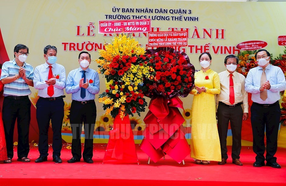 Bí thư Quận ủy Quận 3 Phạm Thành Kiên cùng các đại biểu tặng hoa chúc mừng