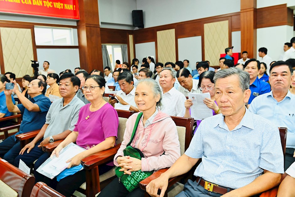 Cử tri 3 phường Bình Tây, Bình Tiên và Bình Phú dự hội nghị tiếp xúc cử tri với người ứng cử ĐBQH. Ảnh: VIỆT DŨNG