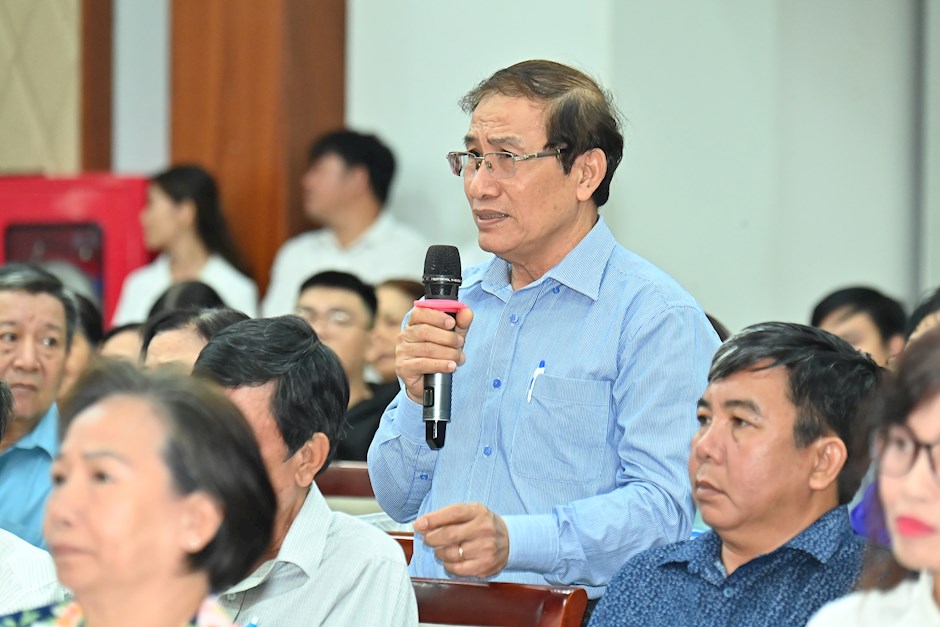   Cử tri phát biểu ý kiến, gửi gắm mong muốn đến những người ứng cử. Ảnh: VIỆT DŨNG