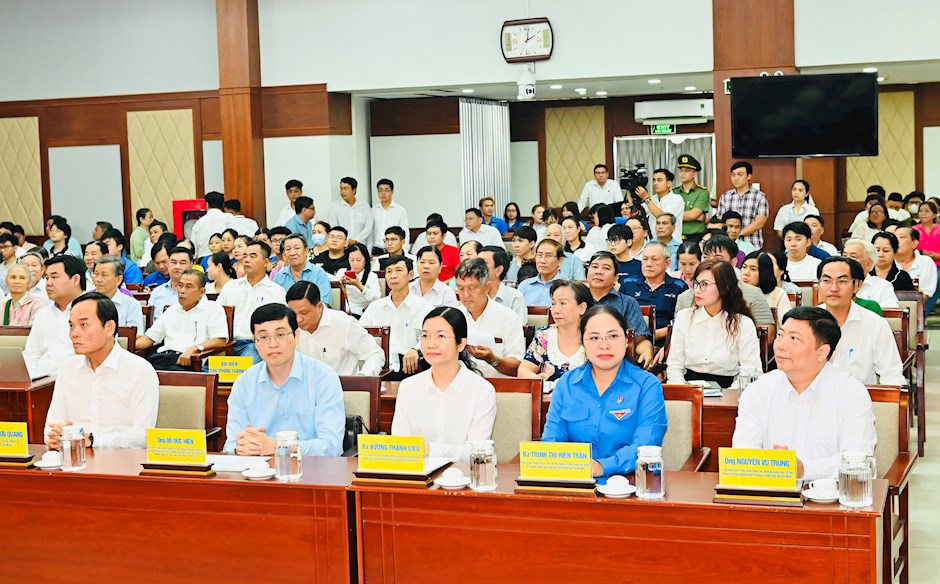 Bí thư Thành ủy TPHCM Trần Lưu Quang cùng 4 người ứng cử ĐBQH dự hội nghị tiếp xúc cử tri. Ảnh: VIỆT DŨNG